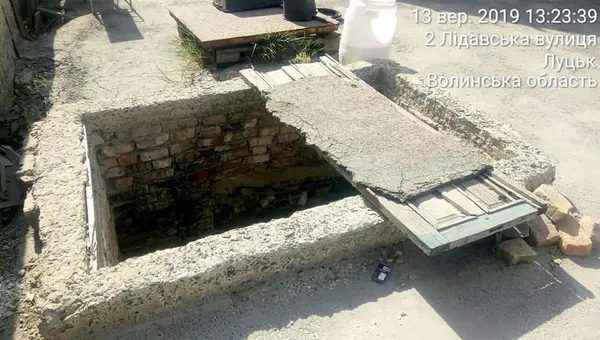 Голови та кістки мертвятини: муніципали знайшли джерело смороду в Луцьку (фото)