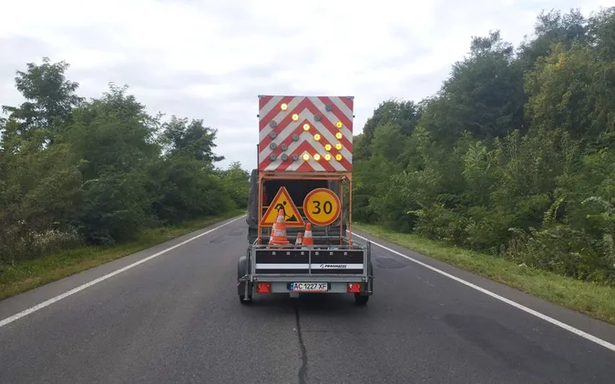 На Волині оновлюють розмітку на стратегічно важливих автошляхах (фото)