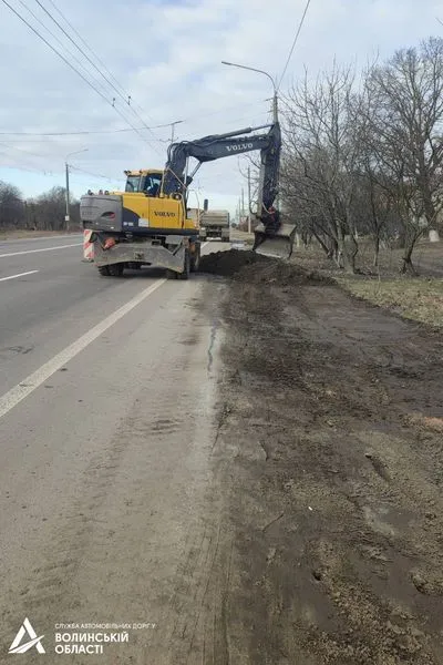 На Волині забезпечують водовідведення з автомобільних доріг (фото)
