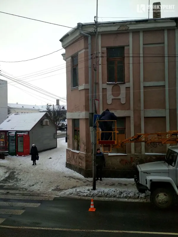 На перехресті біля «Базиліка» встановили новий дорожній знак (фото)