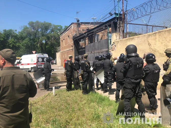 В одеській колонії бунтують ув’язнені: є постраждалі (фото)