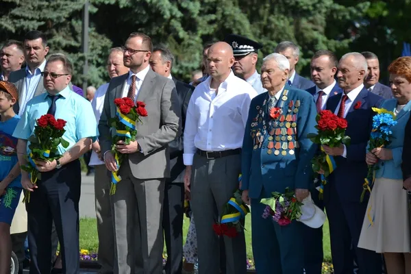 Мовчки та зі сльозами: у Луцьку вшанували пам'ять жертв Другої світової війни (фото)