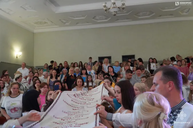 У місті на Волині презентували величезний рушник із вишитими іменами полеглих Героїв (фото)