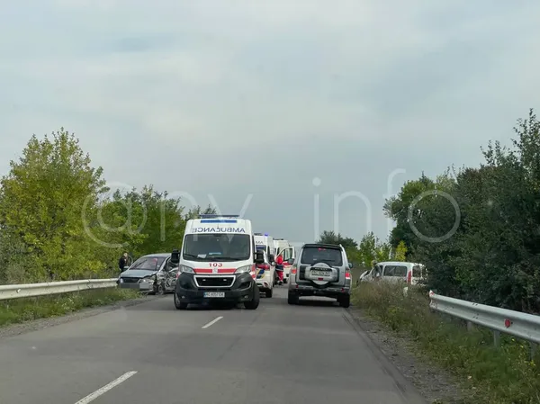 Хотів обігнати: на Волині сталась страшна аварія з шістьма постраждалими (фото)