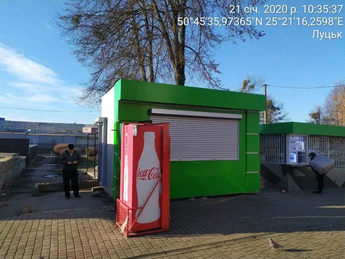 Встановили без дозволу: на луцькій автостанції демонтують павільйон
