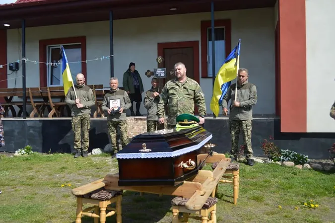 У рідному селі навколішки зустріли загиблого волинського захисника (фото)