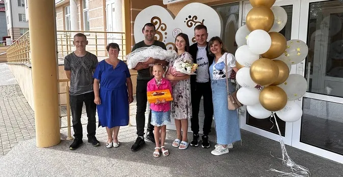 У Луцьку прооперували немовля з розщепленням хребта