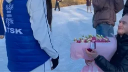 💞 На ковзанці у центрі Луцька хлопець зробив пропозицію коханій (відео)