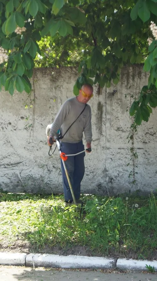 Працівники ЛПЕ змінили «залізяки» на квіти (фото)