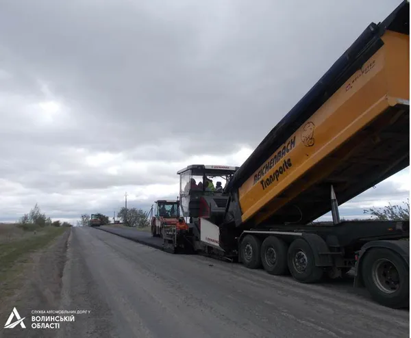 Показали, як кладуть асфальт у Ківерцівському районі (фото)