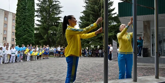 У Луцьку урочисто підняли Олімпійський прапор (фото)