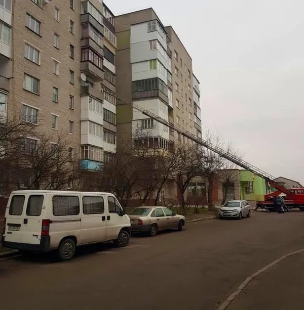 Потрапила у пастку: волинянку з балкона знімали рятувальники (фото)