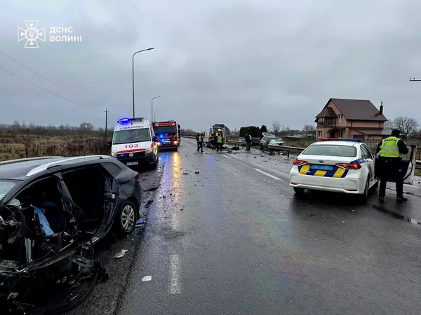 Під Луцьком – серйозна ДТП: з понівечених авто визволяли водіїв (фото)