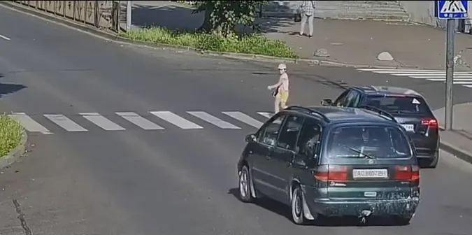 Встиг повернути: у Луцьку легковик ледь не збив дитину на переході (відео)