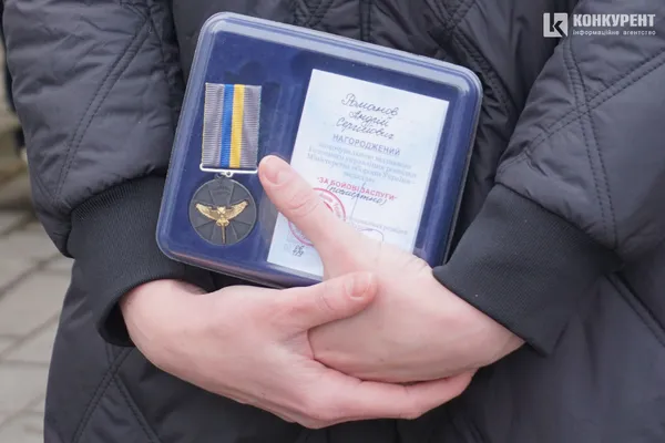 Він хотів би, щоб ми посміхались: Луцьк попрощався із Героєм Андрієм Романовим (фото)
