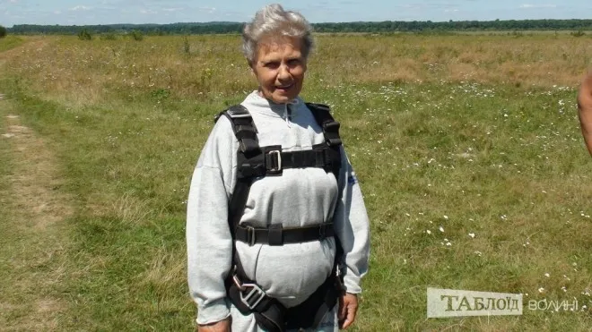 72-річна волинянка стрибнула з парашутом і побила всеукраїнський рекорд (фото)