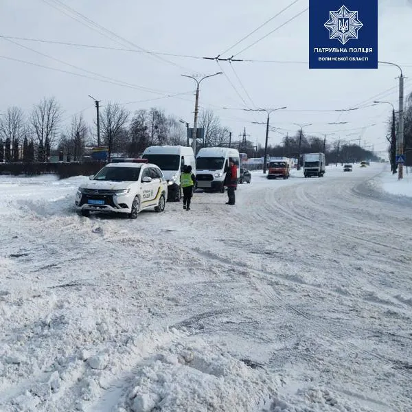 Волинські патрульні допомагають водіям під час негоди (фото)