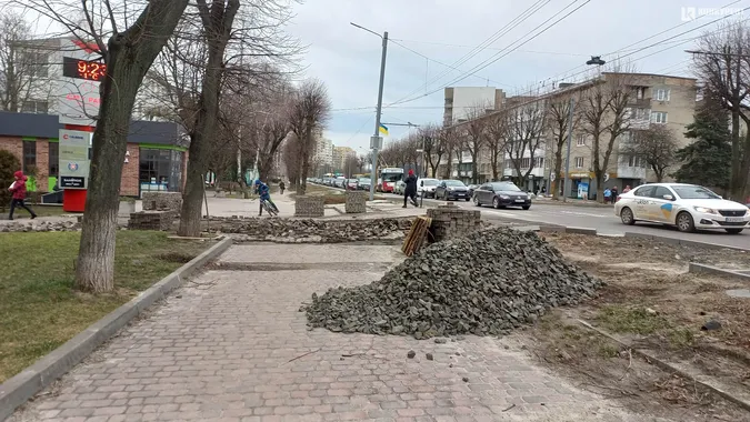 Рух ускладнений: що коїться на проспекті Волі у Луцьку (фото, відео)
