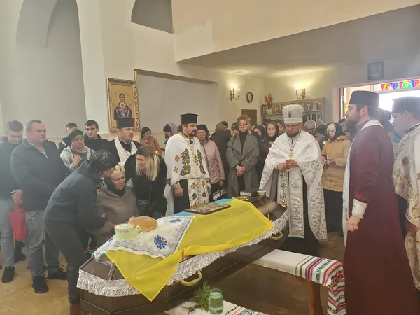 Дорогу встелили квітами: на Волині провели в останню дорогу Віталія Козея (фото)