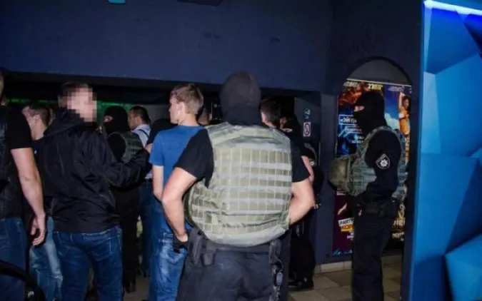 У нічному клубі в Луцьку чоловіка ударом «відправили» в лікарню