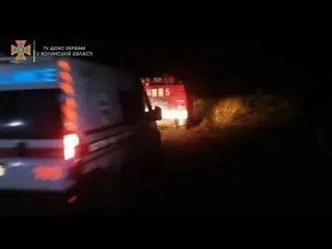 Їхали на виклик: на Волині рятувальники з кювету дістали автомобіль швидкої допомоги (фото, відео)