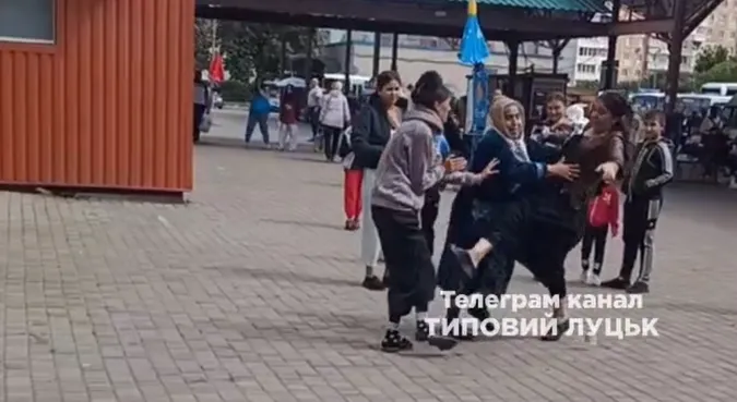 На автостанції у Луцьку жінки влаштували масштабний мордобій (відео 18+)