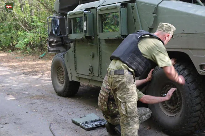 Броньований «Humvee» і трофейний Т-72: показали, як воїни 14-ї ОМБр ремонтують техніку (фото)