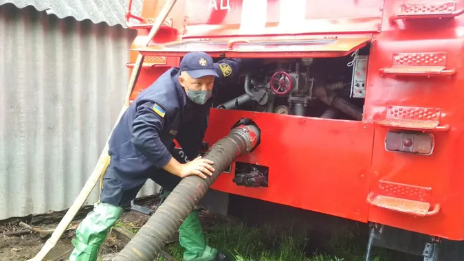 Повалені дерева й підтоплені будинки: на Волині вирувала негода (фото)