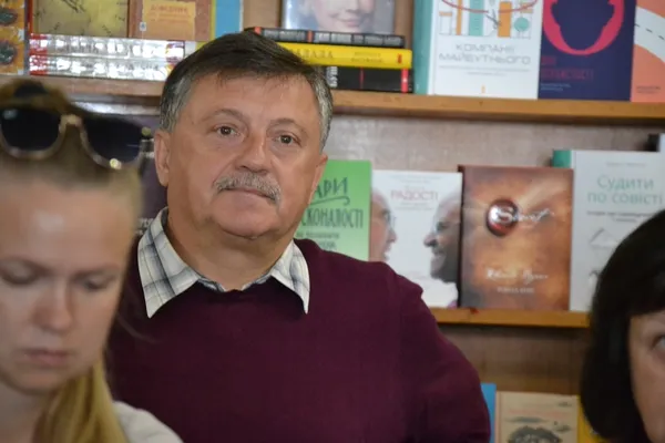 У Луцьку бунт проти закриття найстарішої книгарні міста (фото)