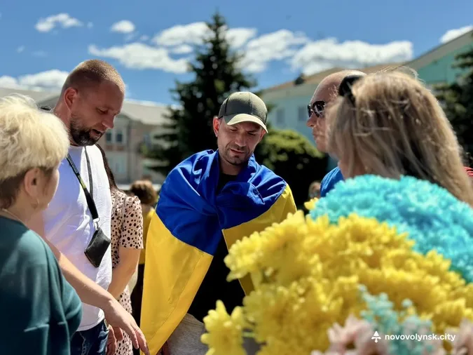 Сльози щастя та слова вдячності: у Нововолинську зустріли звільненого з полону Юрія Верхося (фото)