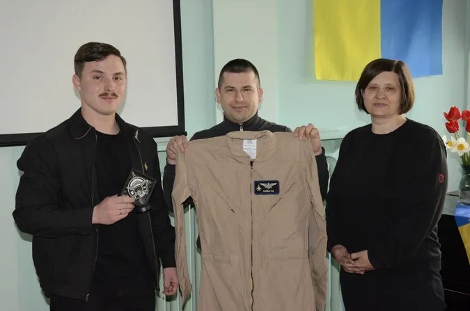 Обладунки повітряного лицаря: льотчик Karaya подарував Луцьку свій переможний комбінезон (фото)