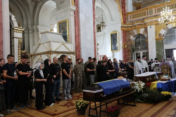 У Луцьку в останню дорогу провели двох Героїв – Артема Біломоїна та Вадима Попишова (фото)