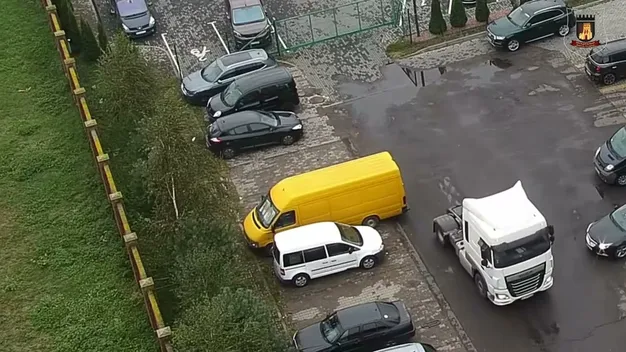 Не вписався: у Луцьку тягач відірвав бампер бусу на парковці (відео)