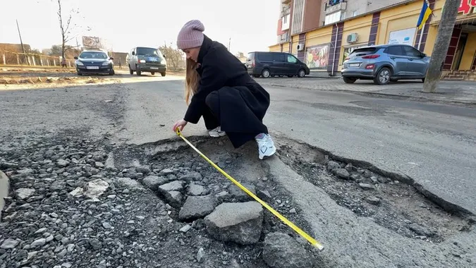 «До ср@ки ті ямки латати»: у Луцьку водії скаржаться на стан доріг (відео)