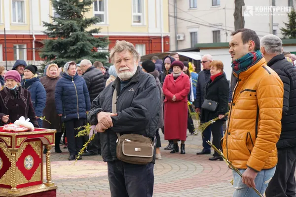 Вербна неділя: тисячі лучан у центрі міста «б'ють» і вітають один одного (фото, відео)