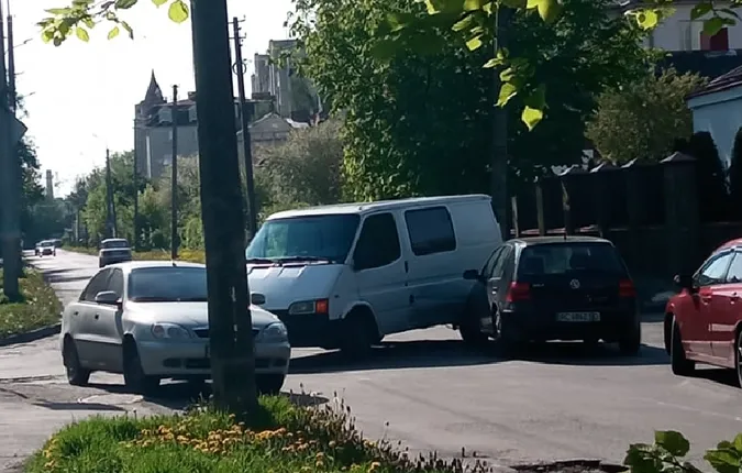 У Луцьку – ДТП на перехресті: утворився величезний затор (фото)