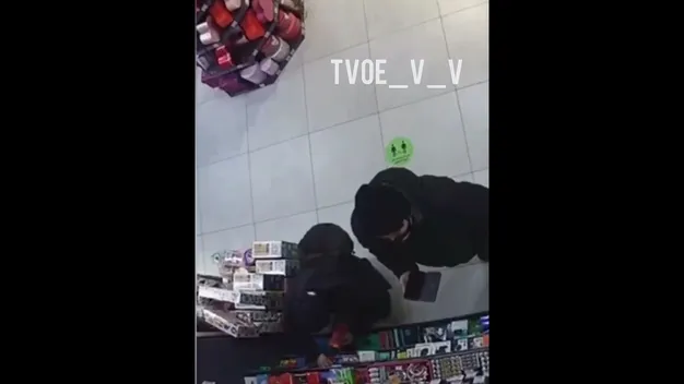 Поцупив AirPods та жменю батарейок: у Володимирі шукають крадія (відео)