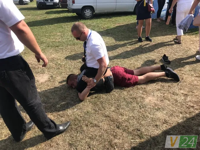 «Заривався» до охорони: на «Бандерштаті» зв'язали п'яного дебошира (фото)