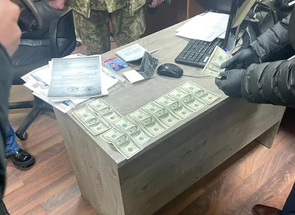 Пропонував тисячу доларів: в Устилузі затримали волинянина, який хотів виїхати з України (фото)