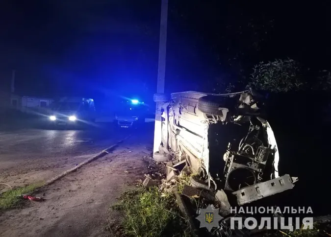 У Рожищі «пежо» на швидкості влетіло в паркан: водій загинув (фото)