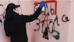 У Луцьку муніципали позамальовували написи про «соль» (відео)