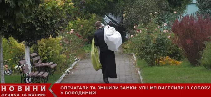 Штовханина, прокльони і барикади: московських попів виселили зі Свято-Успенського собору у Володимирі (відео)