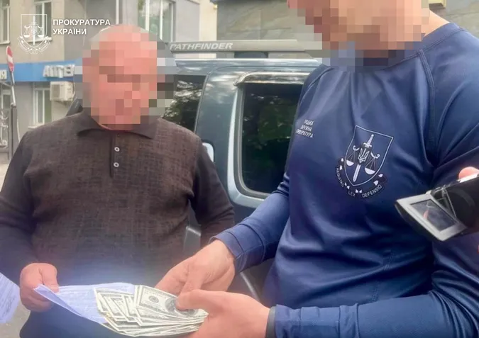 Схема на 3500 доларів: волинський адвокат обіцяв «вирішити» питання з судом та лікарнею (фото)
