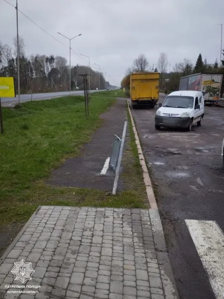 У Ковелі п'яний водій зніс дорожній знак і втік (фото)
