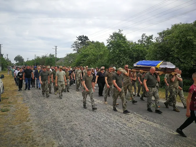 Громада зустріла навколішки: на Волині прощалися з Героєм Олексієм Омельчуком