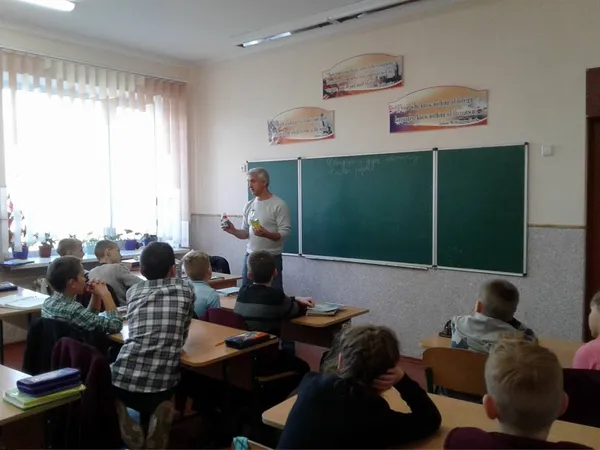 Школярі - найбільш перспективна аудиторія для побудови екосвідомості. Одна із лекцій у селі Баїв