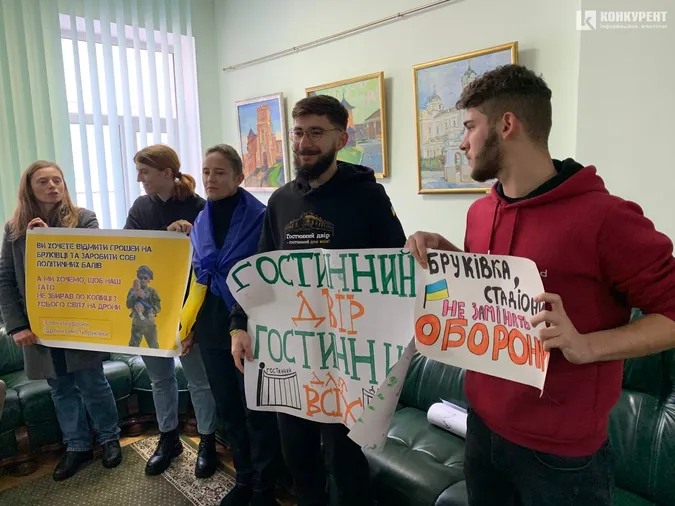 Активісти таки змогли потрапити на сесію Луцькради, попри перешкоджання охорони