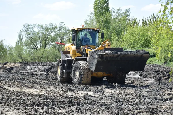 Щоб не смерділо: з очисних споруд «Луцькводоканала» почали вивозити мул (фото)