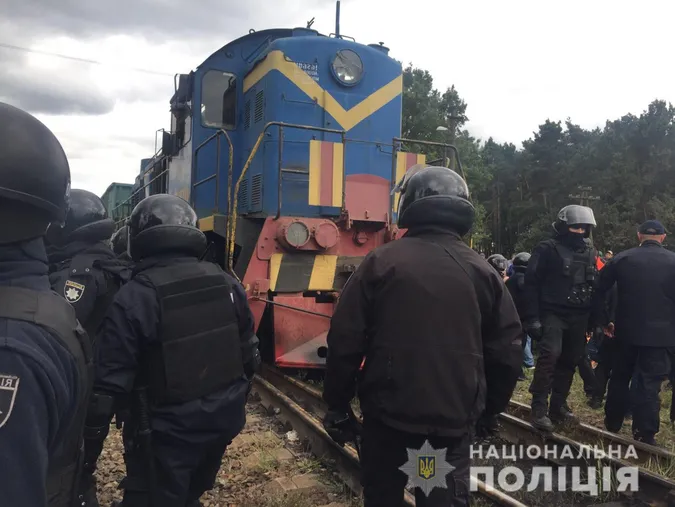 Блокада російського вугілля на Львівщині: 28 затриманих та 8 травмованих поліцейських (фото)
