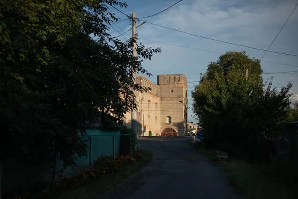 Фасад руйнується, комунікацій немає: що сталося з Великою синагогою Луцька (фото)